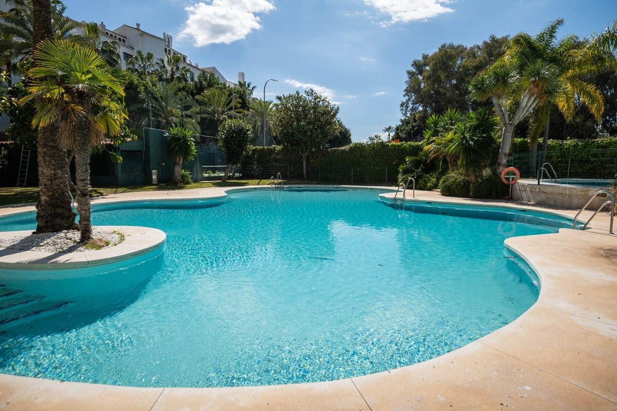 2 slaapkamer Appartement te koop in Marbella - € 490.000 (Ref: 9615411)