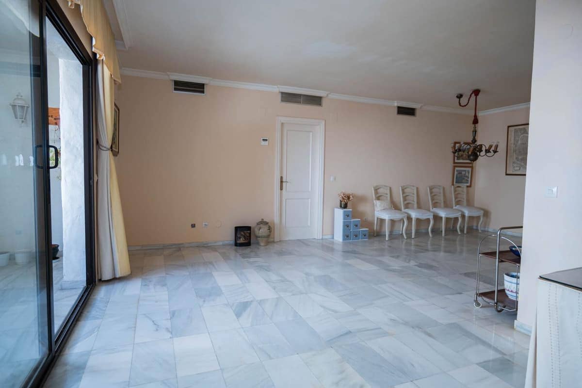 2 slaapkamer Appartement te koop in Marbella - € 490.000 (Ref: 9615411)