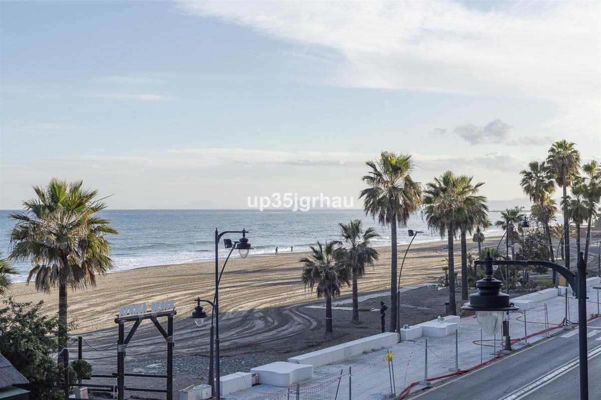 2 soveværelse Lejlighed til salg i Estepona - € 399.900 (Ref: 9615419)