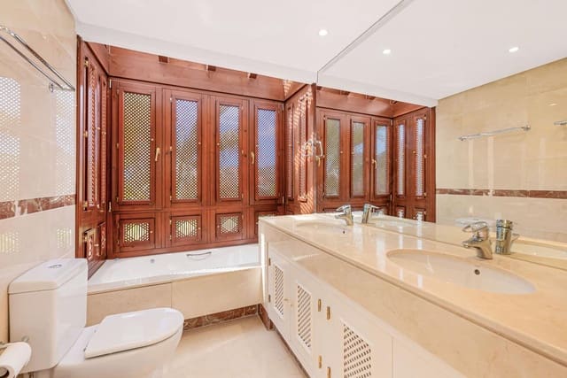 3 bedroom Apartment for sale in San Pedro de Alcantara, Marbella with pool - € 1,195,000 (Ref: 9615421)