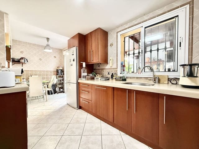 4 chambre Villa/Maison Semi-Mitoyenne à vendre à Estepona - 700 000 € (Ref: 9615429)