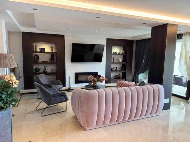 Chalet de 4 habitaciones en Marbella en venta con piscina - 1.790.000 € (Ref: 9615432)