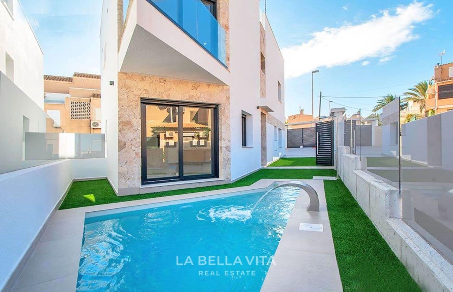 3 soveværelse Villa til salg i Torrevieja med swimmingpool - € 660.000 (Ref: 8149487)