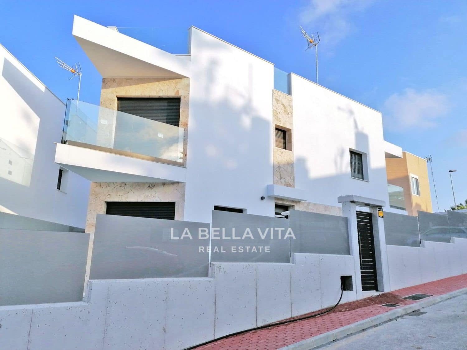 3 soveværelse Villa til salg i Torrevieja med swimmingpool - € 660.000 (Ref: 8149487)