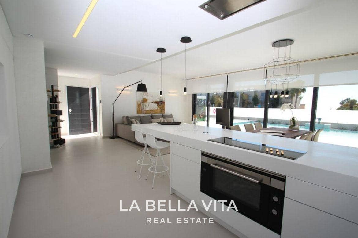 4 soveværelse Villa til salg i Campoamor med swimmingpool - € 1.600.000 (Ref: 8202925)