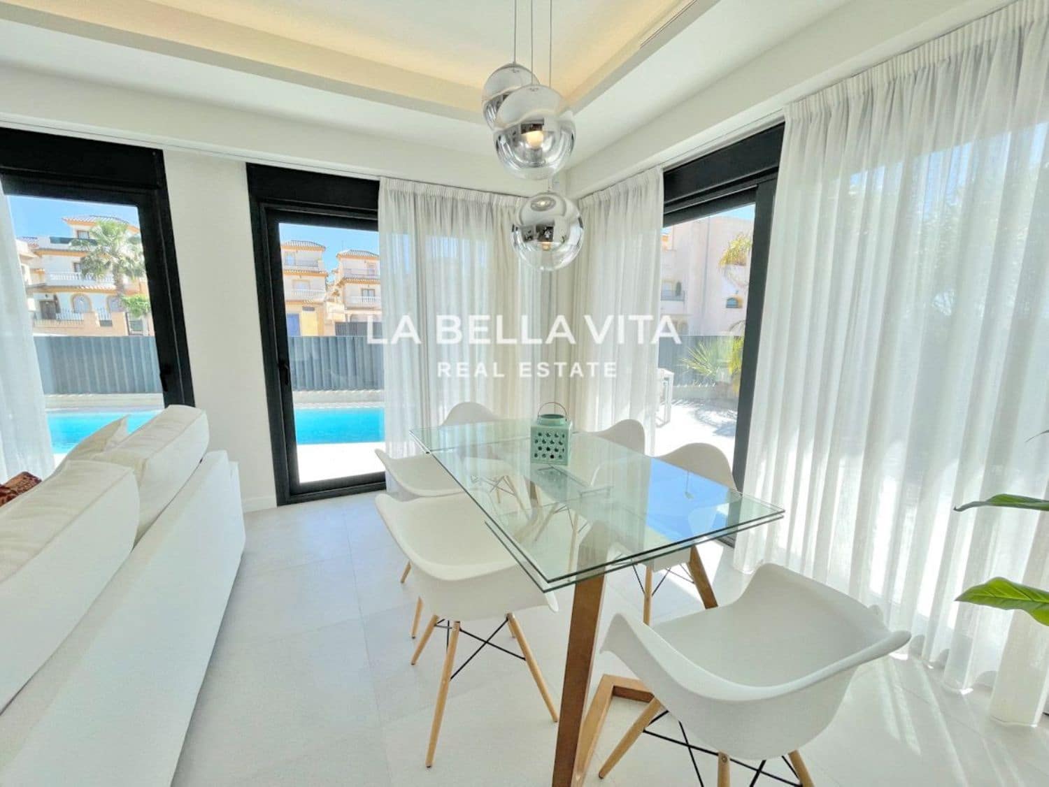 3 soveværelse Villa til salg i Daya Nueva med swimmingpool - € 345.500 (Ref: 8514726)