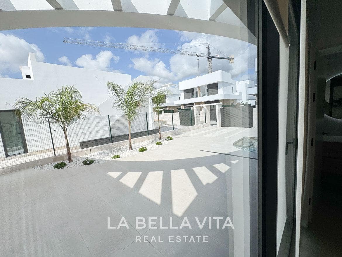 Chalet de 3 habitaciones en Los Montesinos en venta con piscina - 499.000 € (Ref: 8666229)