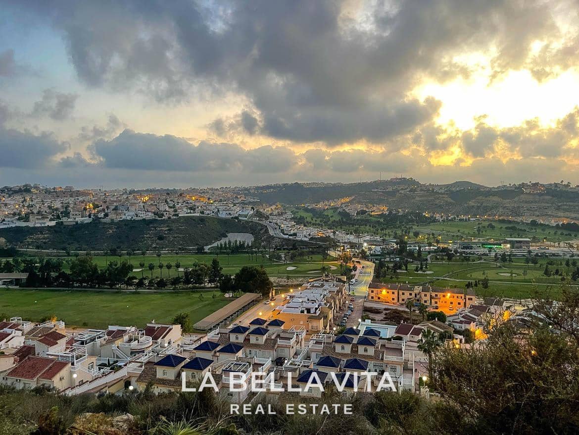 3 makuuhuone Huvila myytävänä paikassa Ciudad Quesada mukana uima-altaan 
autotalli - 496 000 € (Ref: 8814464)