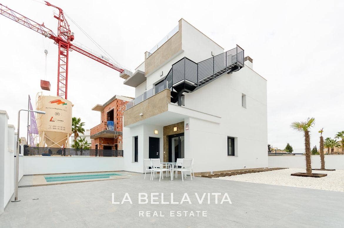 3 soveværelse Villa til salg i Torrevieja med swimmingpool - € 409.000 (Ref: 9089961)