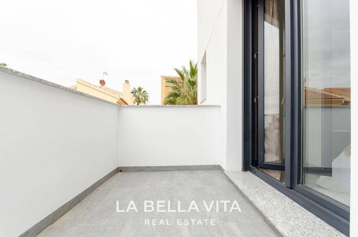 3 soveværelse Villa til salg i Torrevieja med swimmingpool - € 409.000 (Ref: 9089961)