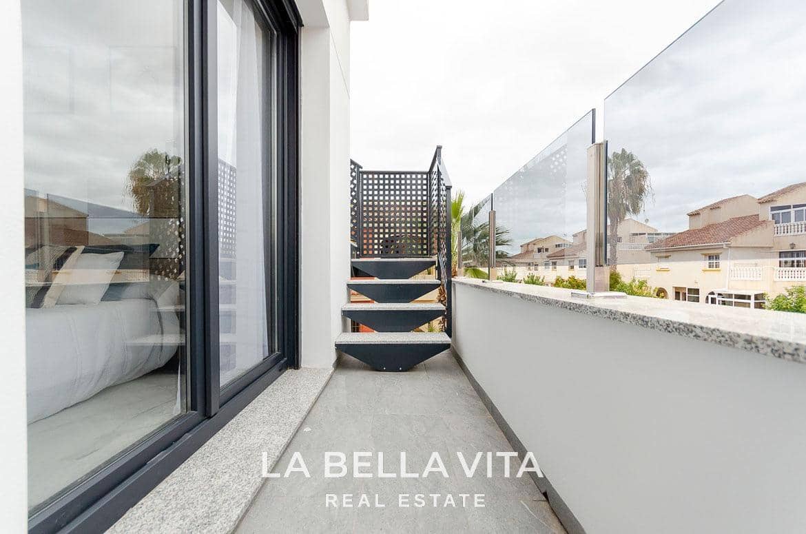 3 soveværelse Villa til salg i Torrevieja med swimmingpool - € 409.000 (Ref: 9089961)