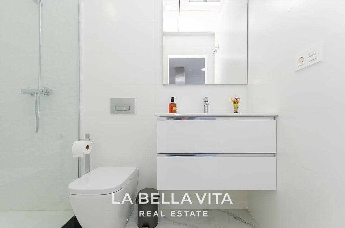 3 soveværelse Villa til salg i Torrevieja med swimmingpool - € 409.000 (Ref: 9089961)