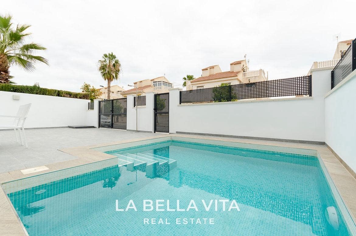 3 soveværelse Villa til salg i Torrevieja med swimmingpool - € 409.000 (Ref: 9089961)