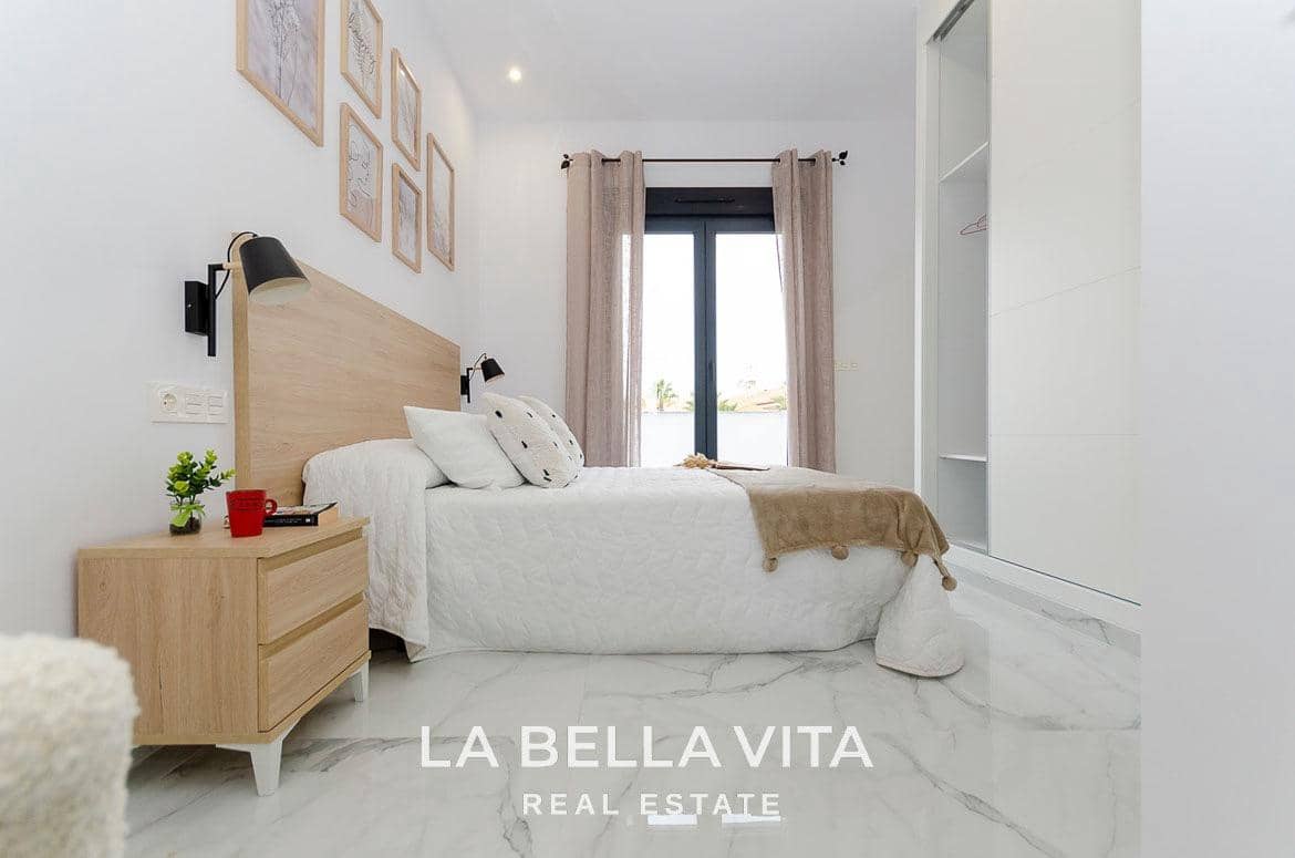 3 soveværelse Villa til salg i Torrevieja med swimmingpool - € 409.000 (Ref: 9089961)