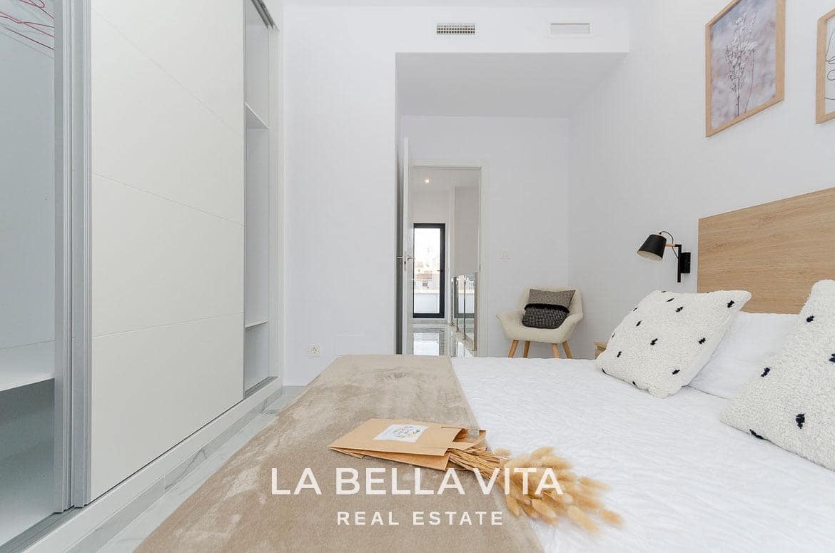 3 soveværelse Villa til salg i Torrevieja med swimmingpool - € 409.000 (Ref: 9089961)