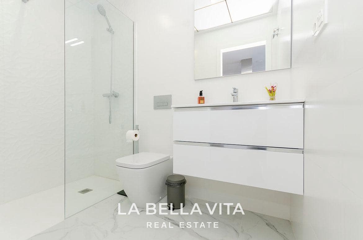 3 soveværelse Villa til salg i Torrevieja med swimmingpool - € 409.000 (Ref: 9089961)