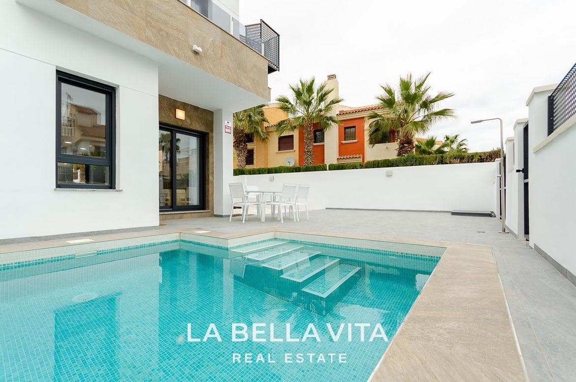 3 soveværelse Villa til salg i Torrevieja med swimmingpool - € 409.000 (Ref: 9089961)