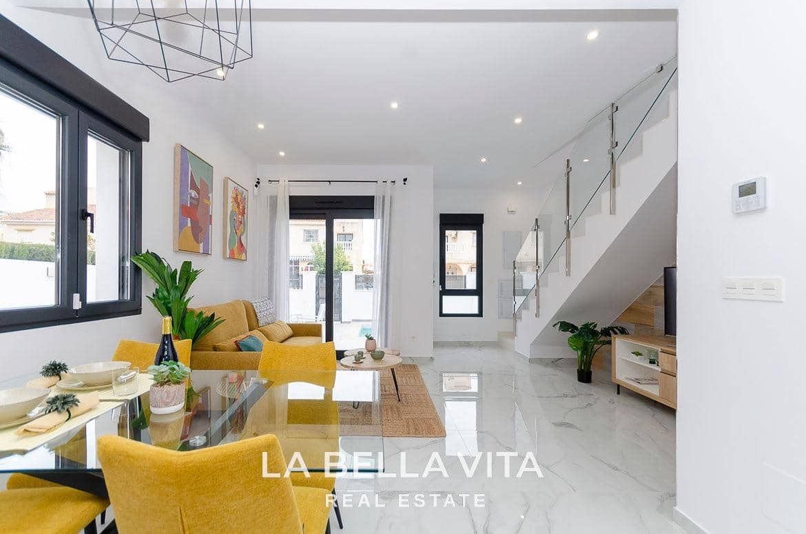 3 soveværelse Villa til salg i Torrevieja med swimmingpool - € 409.000 (Ref: 9089961)