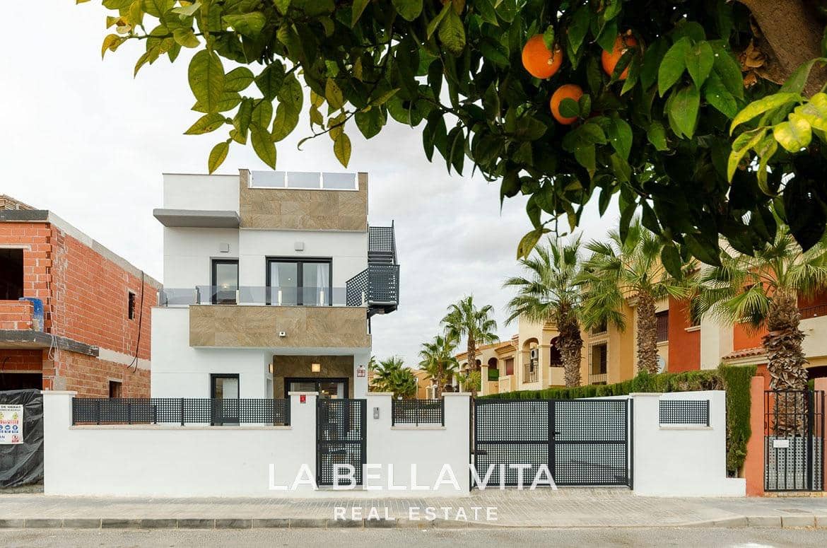 3 soveværelse Villa til salg i Torrevieja med swimmingpool - € 409.000 (Ref: 9089961)