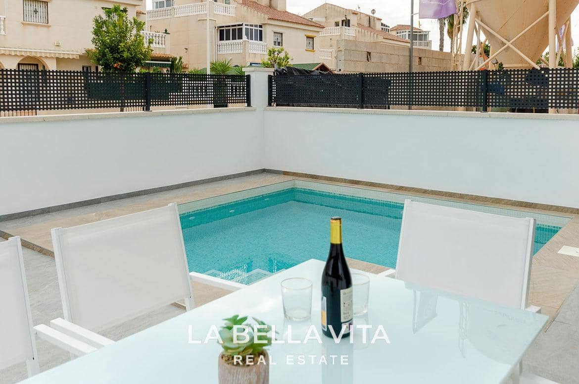 3 soveværelse Villa til salg i Torrevieja med swimmingpool - € 409.000 (Ref: 9089961)