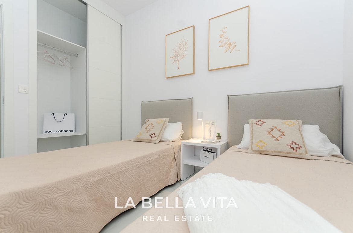 3 soveværelse Villa til salg i Torrevieja med swimmingpool - € 409.000 (Ref: 9089961)