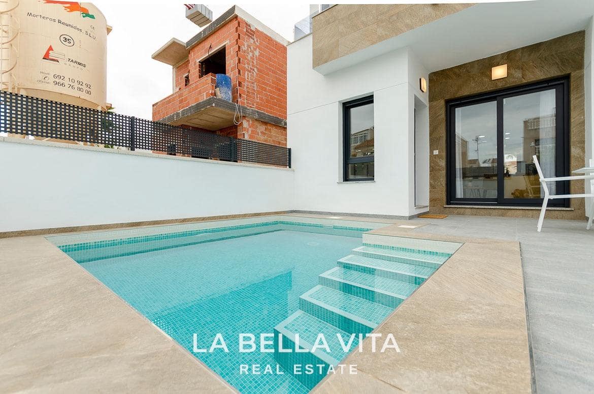 3 soveværelse Villa til salg i Torrevieja med swimmingpool - € 409.000 (Ref: 9089961)