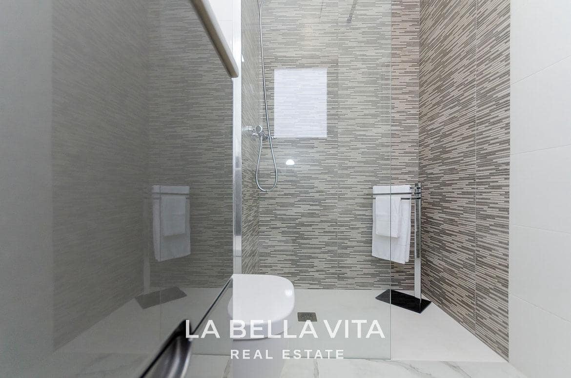 3 soveværelse Villa til salg i Torrevieja med swimmingpool - € 409.000 (Ref: 9089961)