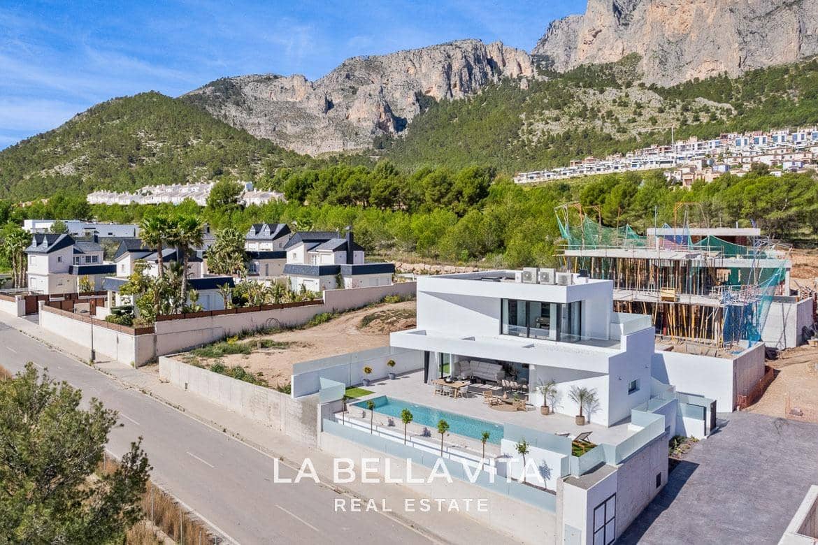 Chalet de 3 habitaciones en Polop en venta con piscina garaje - 725.000 € (Ref: 9266509)