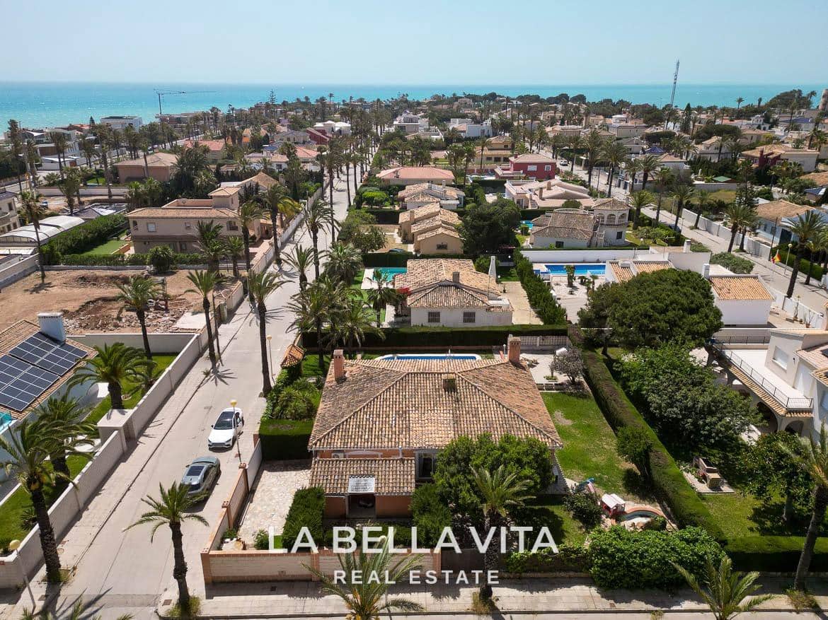 4 bedroom Villa for sale in Cabo Roig with pool - € 950,000 (Ref: 9297063)