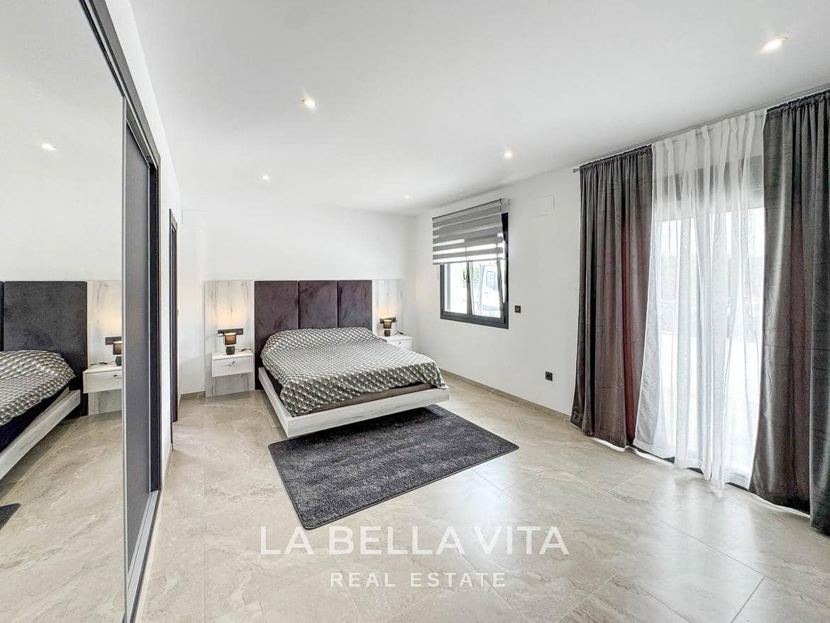 4 soverom Villa til salgs i Rojales med svømmebasseng garasje - € 1 300 000 (Ref: 9335201)