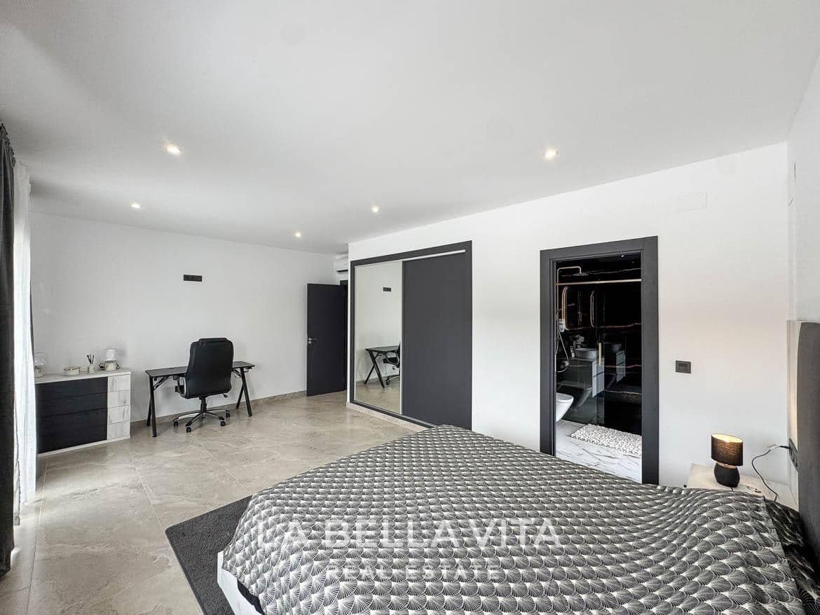 4 soverom Villa til salgs i Rojales med svømmebasseng garasje - € 1 300 000 (Ref: 9335201)