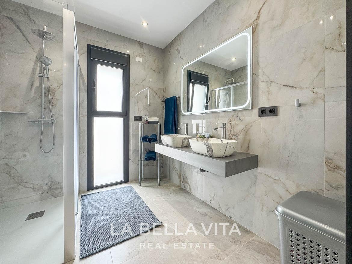 4 soverom Villa til salgs i Rojales med svømmebasseng garasje - € 1 300 000 (Ref: 9335201)