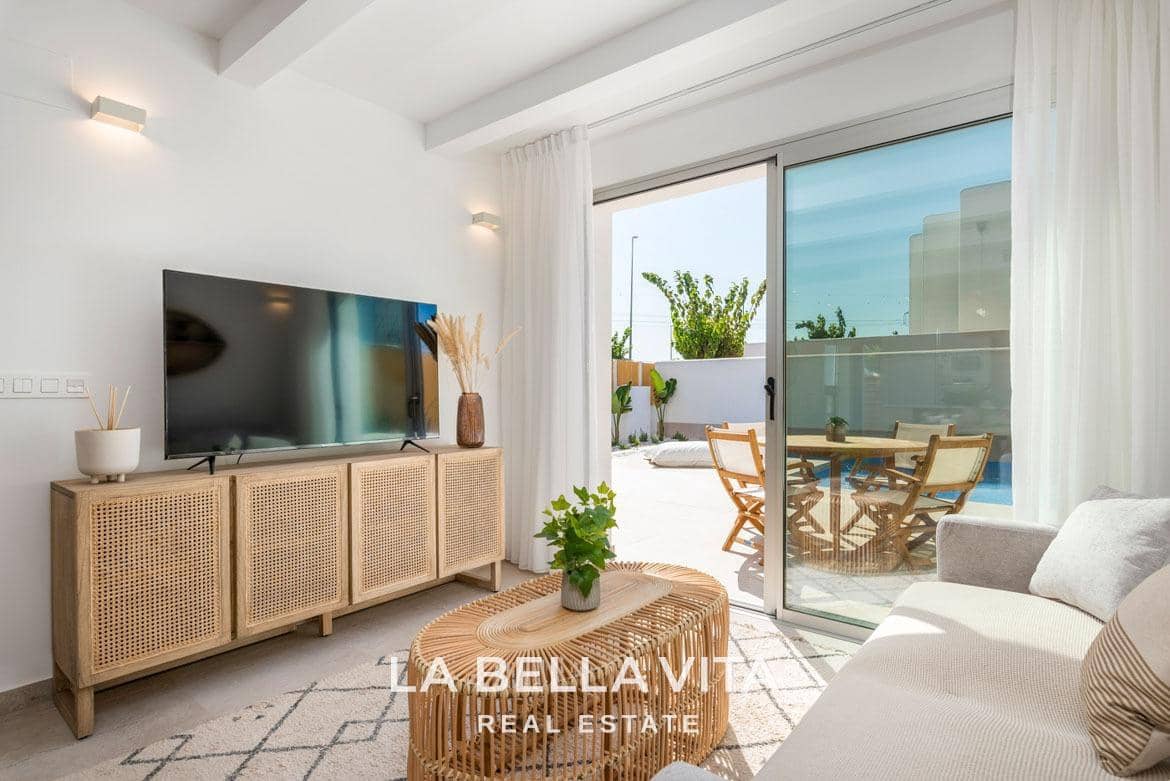 3 bedroom Villa for sale in Los Alcazares with pool - € 399,000 (Ref: 9335220)