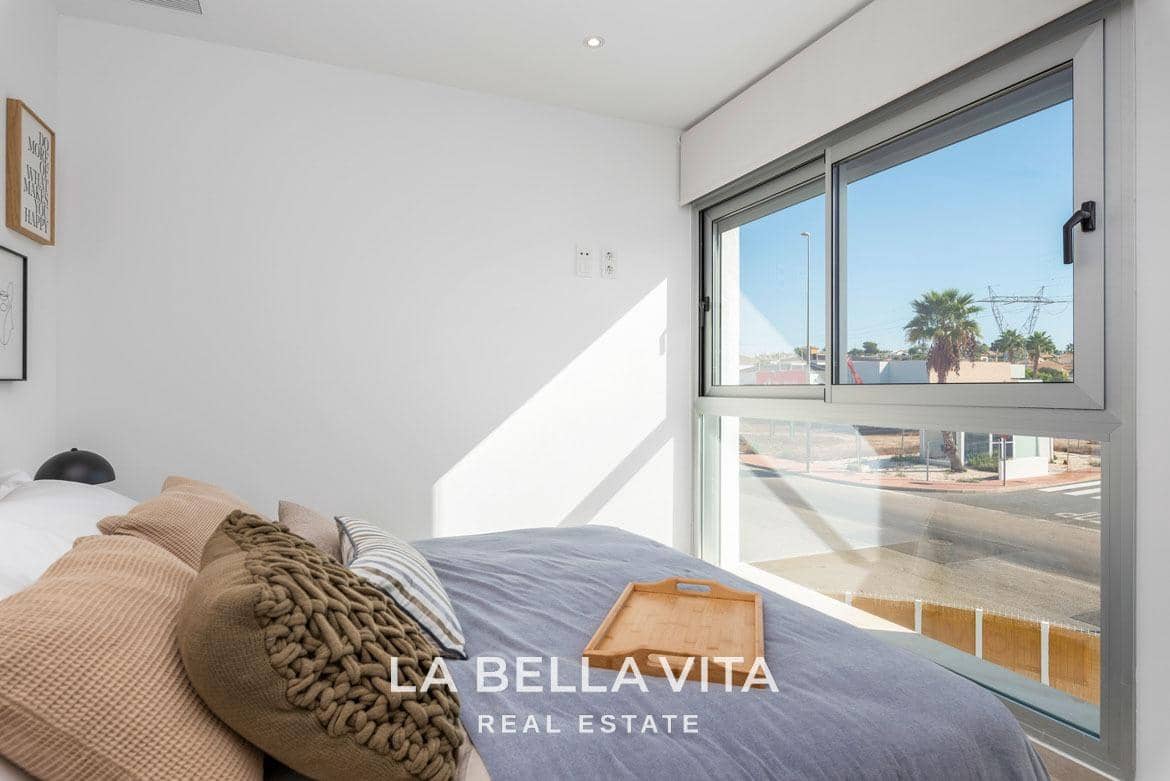 3 bedroom Villa for sale in Los Alcazares with pool - € 399,000 (Ref: 9335220)