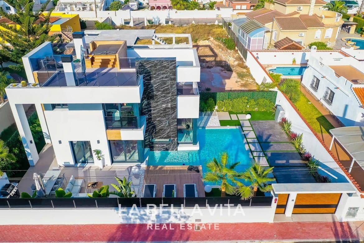 3 sypialnia Willa na sprzedaż w Torrevieja z basenem garażem - 750 000 € (Ref: 9335226)