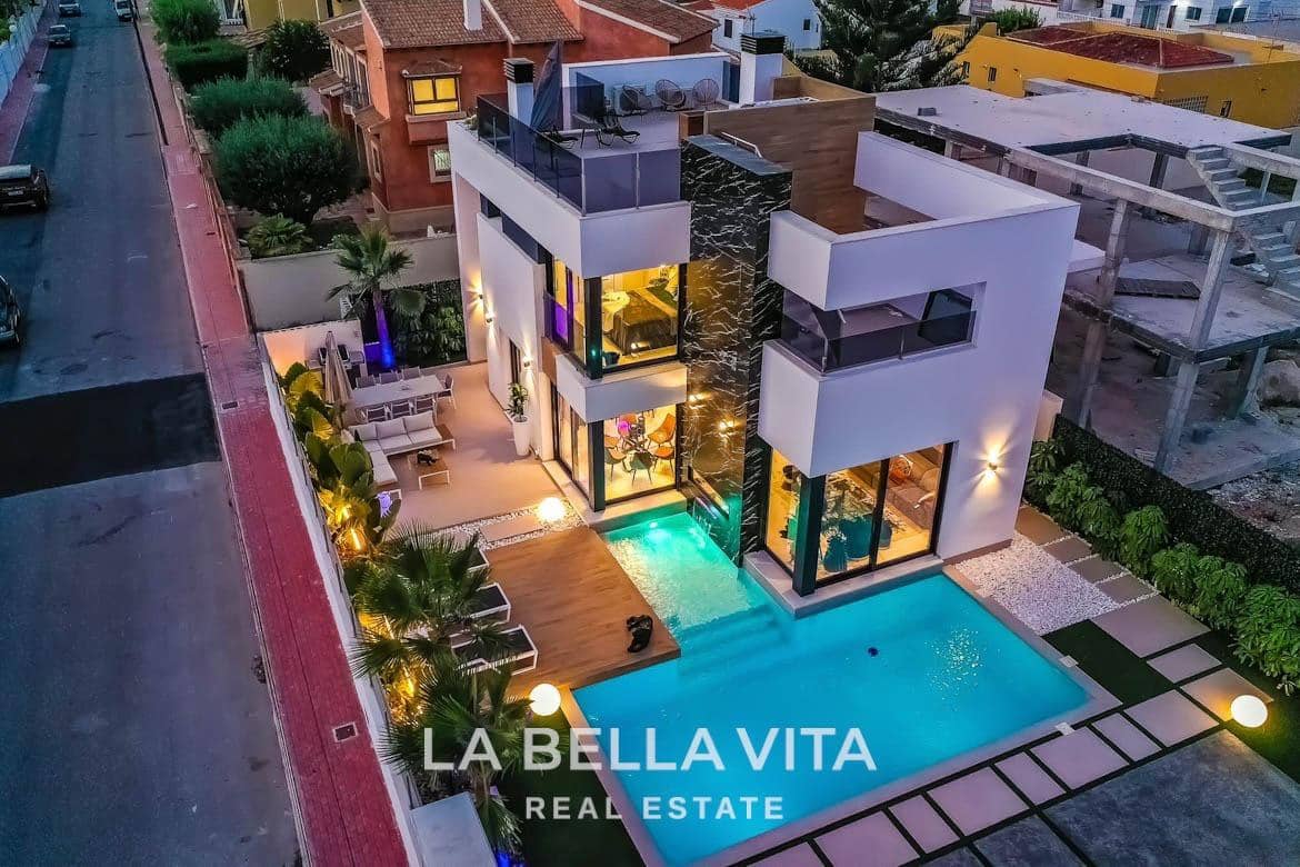 3 sypialnia Willa na sprzedaż w Torrevieja z basenem garażem - 750 000 € (Ref: 9335226)