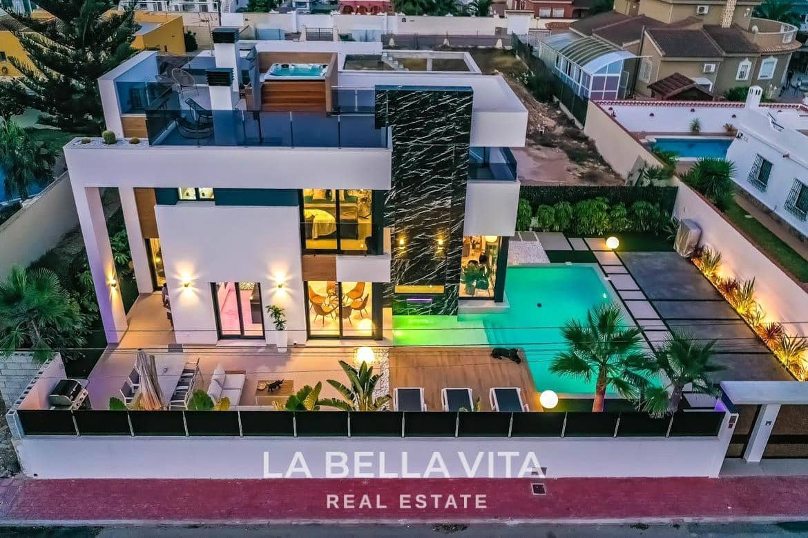 3 sypialnia Willa na sprzedaż w Torrevieja z basenem garażem - 750 000 € (Ref: 9335226)