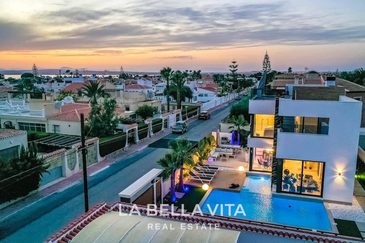 3 sypialnia Willa na sprzedaż w Torrevieja z basenem garażem - 750 000 € (Ref: 9335226)