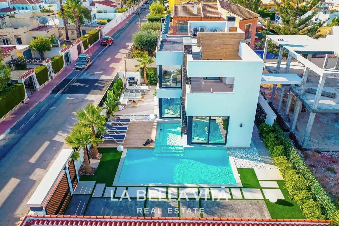 3 sypialnia Willa na sprzedaż w Torrevieja z basenem garażem - 750 000 € (Ref: 9335226)