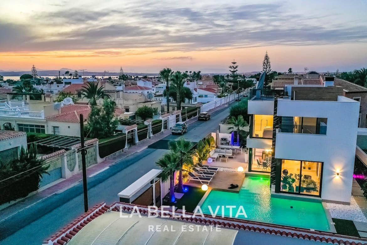 3 sypialnia Willa na sprzedaż w Torrevieja z basenem garażem - 750 000 € (Ref: 9335226)