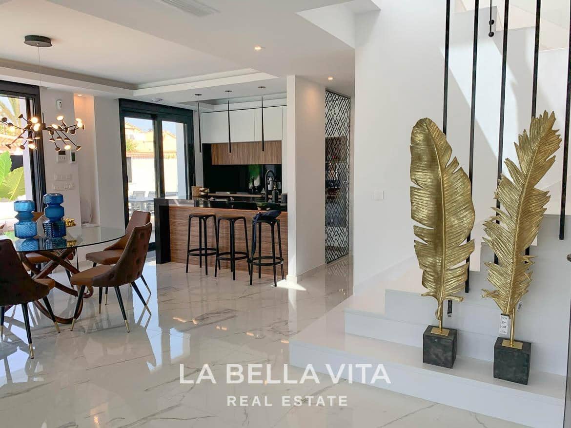 3 sypialnia Willa na sprzedaż w Torrevieja z basenem garażem - 750 000 € (Ref: 9335226)