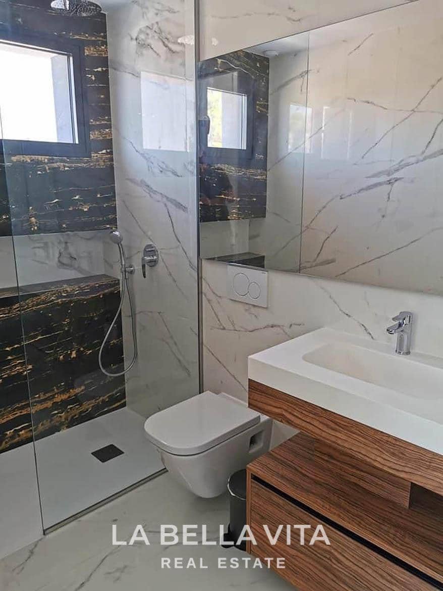 3 sypialnia Willa na sprzedaż w Torrevieja z basenem garażem - 750 000 € (Ref: 9335226)