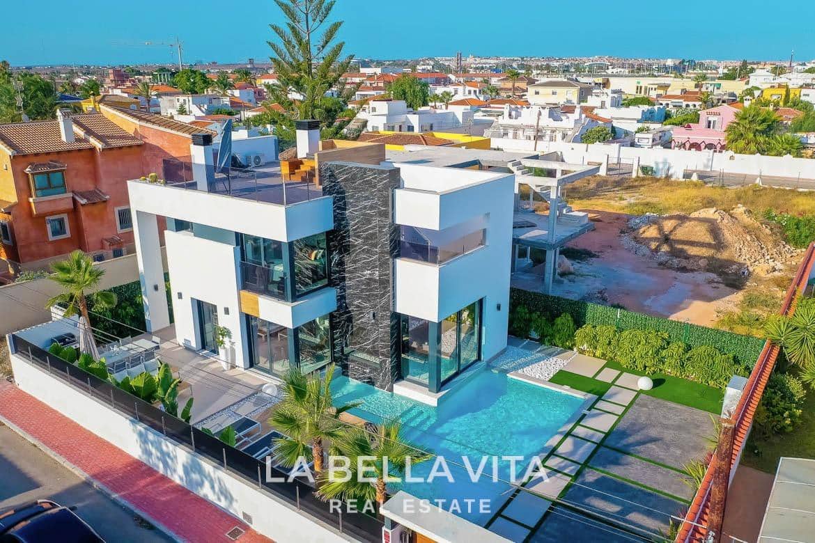 3 sypialnia Willa na sprzedaż w Torrevieja z basenem garażem - 750 000 € (Ref: 9335226)