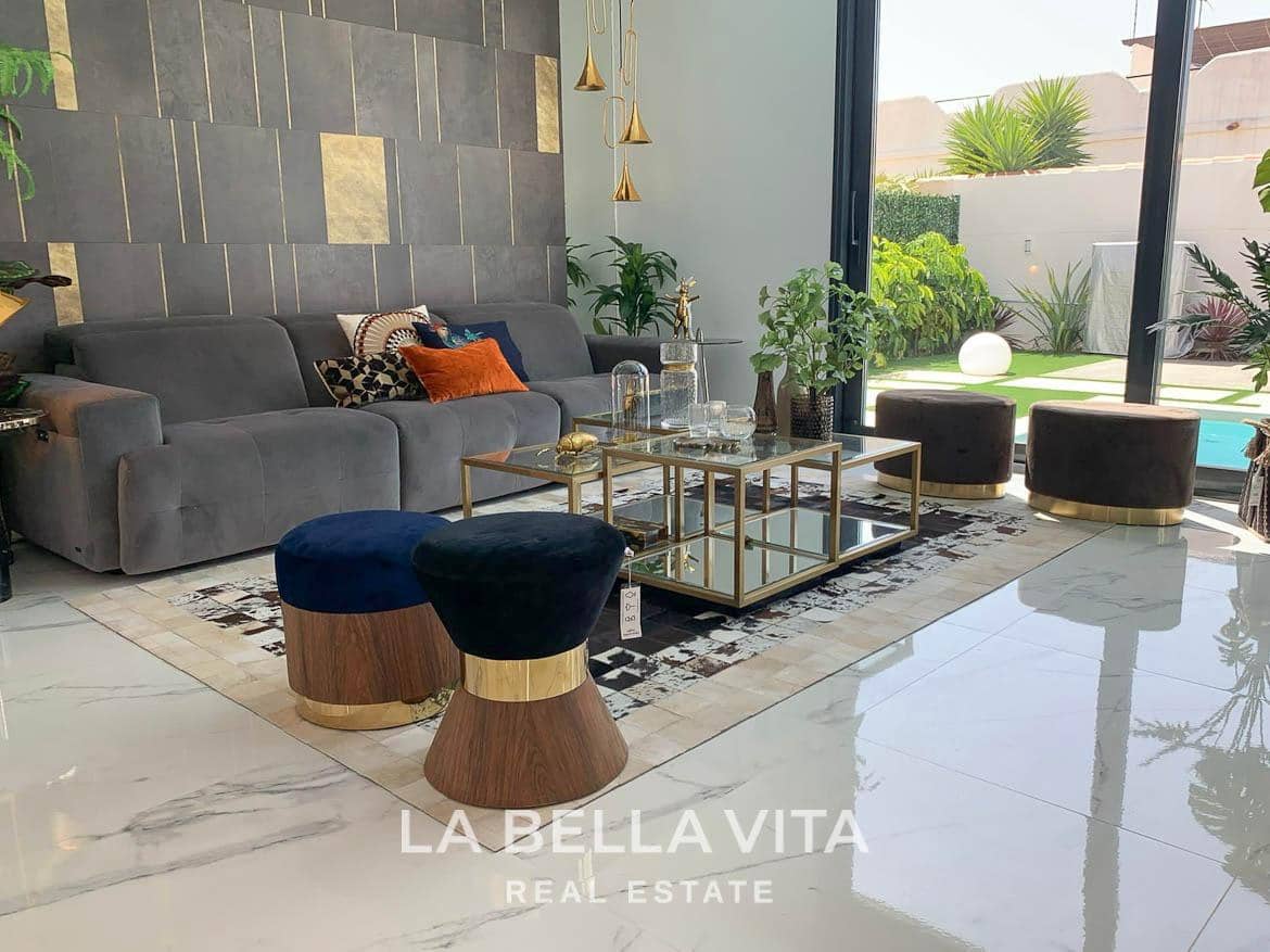 3 sypialnia Willa na sprzedaż w Torrevieja z basenem garażem - 750 000 € (Ref: 9335226)