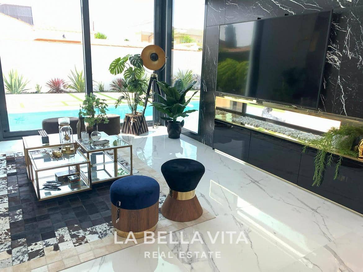 3 sypialnia Willa na sprzedaż w Torrevieja z basenem garażem - 750 000 € (Ref: 9335226)