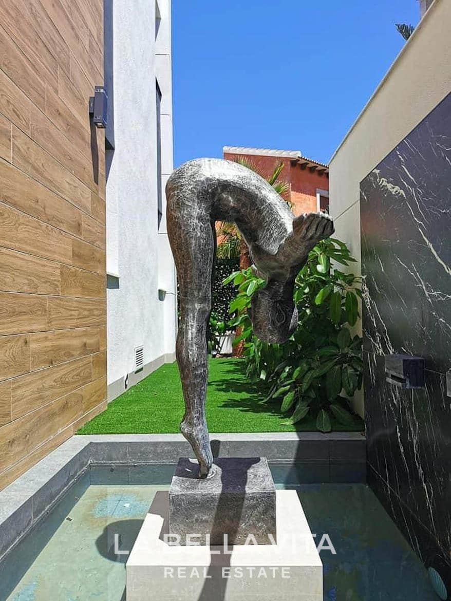 3 sypialnia Willa na sprzedaż w Torrevieja z basenem garażem - 750 000 € (Ref: 9335226)