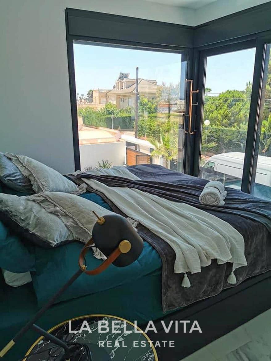 3 sypialnia Willa na sprzedaż w Torrevieja z basenem garażem - 750 000 € (Ref: 9335226)