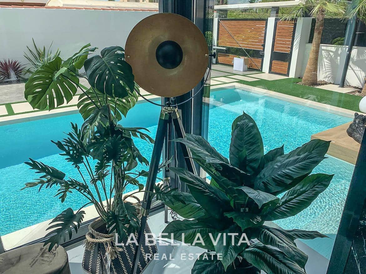 3 sypialnia Willa na sprzedaż w Torrevieja z basenem garażem - 750 000 € (Ref: 9335226)