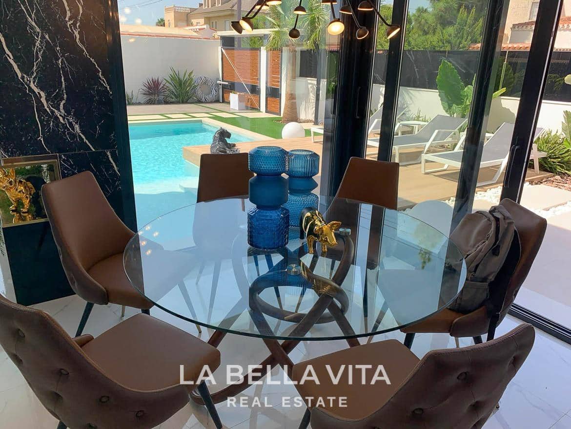 3 sypialnia Willa na sprzedaż w Torrevieja z basenem garażem - 750 000 € (Ref: 9335226)