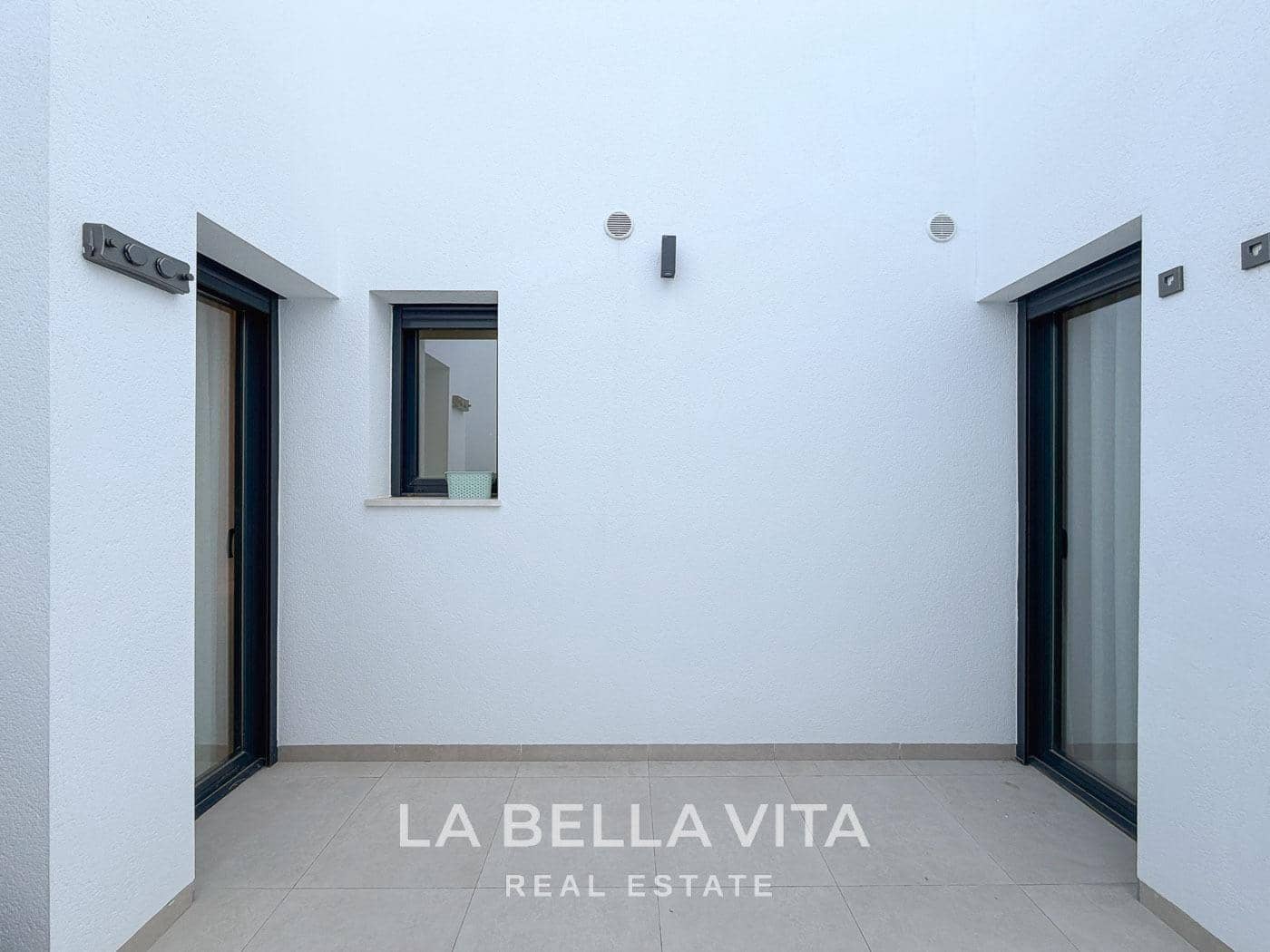 Chalet de 2 habitaciones en San Fulgencio en venta con piscina - 367.900 € (Ref: 9630277)